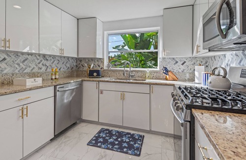 Riverside Park House | Retreat@Sailboat Bend Heated Pool BBQ - 100ft Dock 10 min to Ft Lauderdale Beach