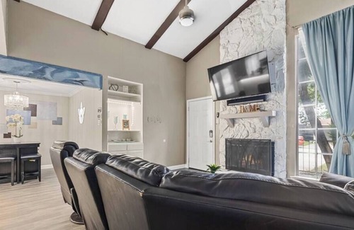 Southwest Carrollton House | Retreat to a Stylish Gem Gorgeous Hideout