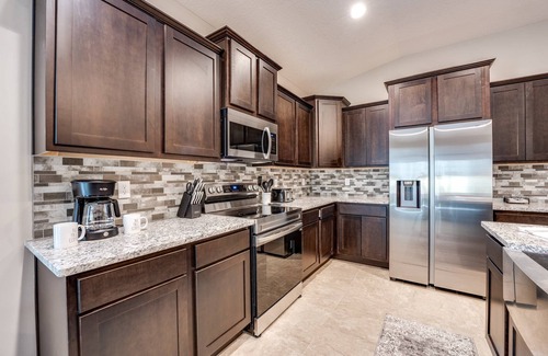 Doctors Inlet House | Retreat to Florida Street |New Build on Fleming Island |Pet Friendly |Fenced |King Ensuite |2 Queens