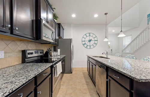 Four Corners House | Retreat to Nice Court