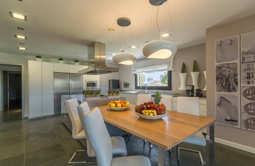 Campos Villa | Retreat with Designer Kitchen