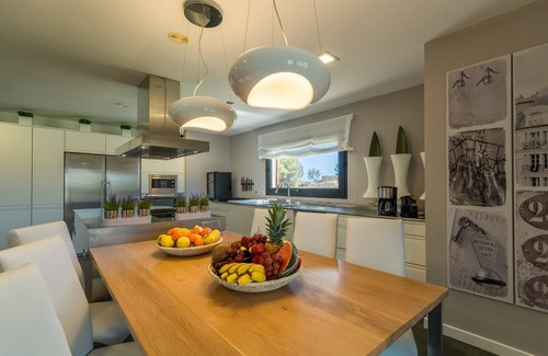 Campos Villa | Retreat with Designer Kitchen