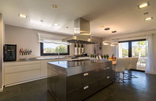 Campos Villa | Retreat with Designer Kitchen