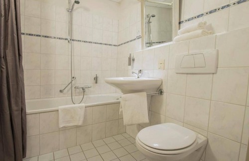 Apeldoorn Hotel | Retreat with Free Parking, E-Bike Rentals and Trails Near Theater Orpheus