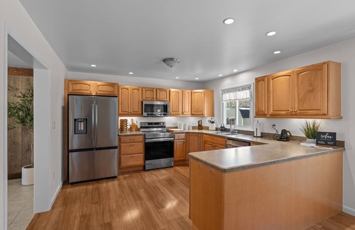 Newport House | Retreat with Great View, Hot Tub & Espresso Bar