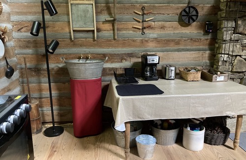 Leicester Cabin | Retreat with rustic cabin, picnic shed and ponds