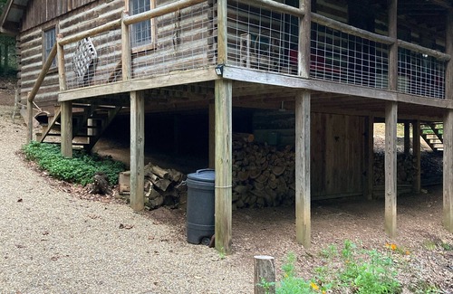 Leicester Cabin | Retreat with rustic cabin, picnic shed and ponds