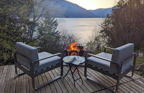 Central Kootenay House | Retreat Yourself!