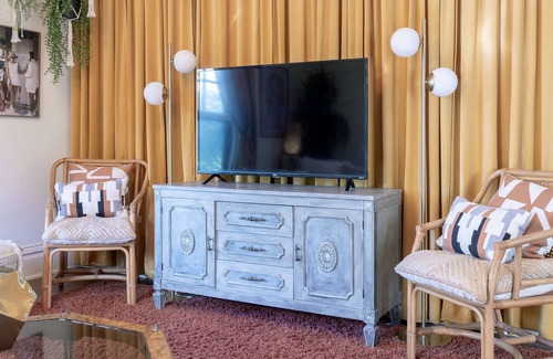 Rosedale Apartment | Retro 2 Bedroom Near Downtown