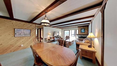 Mammoth Lakes Apartment | Retro 3 Bed 3 Bath Condo with Mountain View!