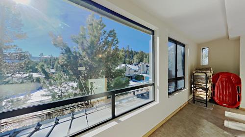 Mammoth Lakes Apartment | Retro 3 Bed 3 Bath Condo with Mountain View!