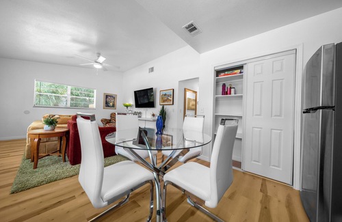 Crystal River House | Retro 3-bedroom house with AC near Manatee Tours, Scalloping and More!