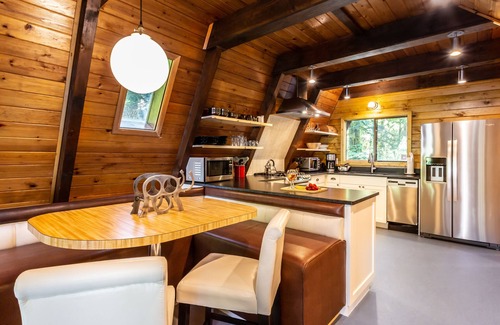 Glacier House | Retro A-Frame Chalet, your perfect getaway to Mt.Baker - Hot Tub, Fireplace, A/C