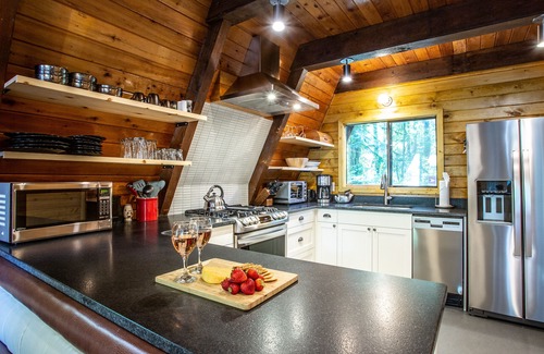 Glacier House | Retro A-Frame Chalet, your perfect getaway to Mt.Baker - Hot Tub, Fireplace, A/C