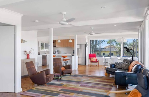 Mollymook Beach House | Retro Beach House Sum
