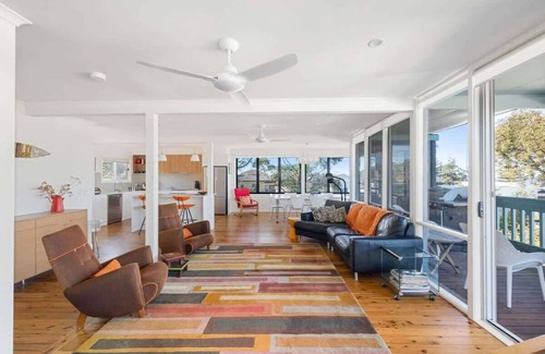 Mollymook Beach House | Retro Beach House Sum