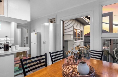 Mount Maunganui House | Retro Beach Vibes - Central Mount location