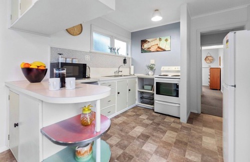 Mount Maunganui House | Retro Beach Vibes - Central Mount location