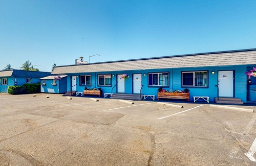 Bandon House | Retro-chic beach room with fast WiFI - walk to downtown shops & eateries