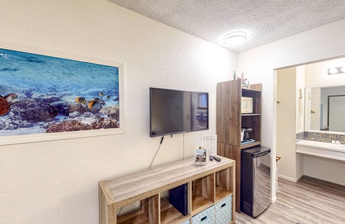 Bandon House | Retro-chic beach room with fast WiFI - walk to Old Town shops & eateries
