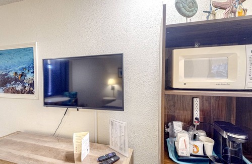 Bandon House | Retro-chic beach room with fast WiFI - walk to Old Town shops & eateries