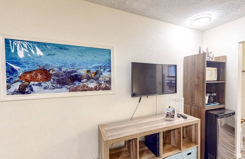 Bandon House | Retro-chic beach room with fast WiFI - walk to Old Town shops & eateries