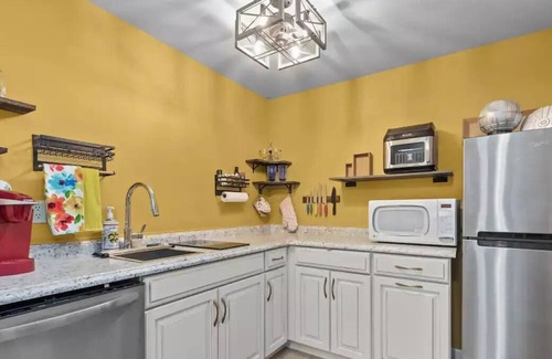 Seattle Metro Area Condo | Retro-Chic Revival-Seward Park- 15 to Stadiums/DT