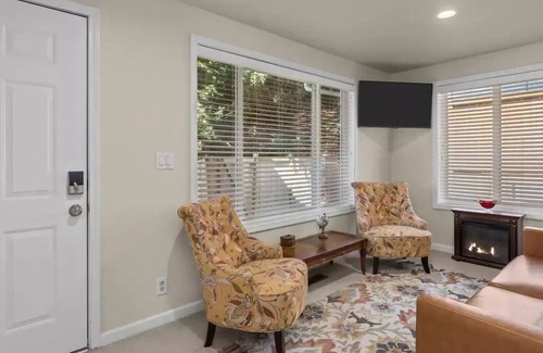 Seattle Metro Area Condo | Retro-Chic Revival-Seward Park- 15 to Stadiums/DT