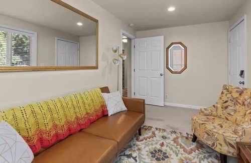Seattle Metro Area Condo | Retro-Chic Revival-Seward Park- 15 to Stadiums/DT