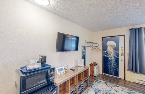Bandon House | Retro-chic room near the beach with fast WiFI - walk to downtown hot spots