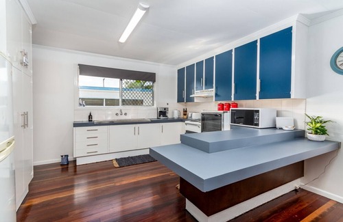 Bongaree House | Retro, coastal Beach housen500 metres to Pumistone passagenpassage