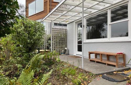 Queenstown Apartment | Retro cosy unit with lake views and patio walk to town