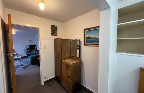 Queenstown Apartment | Retro cosy unit with lake views and patio walk to town