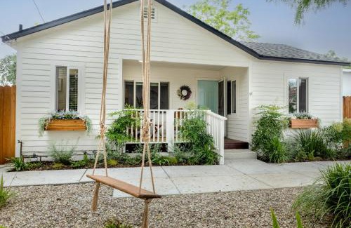 Thousand Oaks House | Retro Cottage, Hot Tub, Putting Green, walk to all