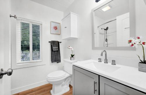 Thousand Oaks House | Retro Cottage, Hot Tub, Putting Green, walk to all