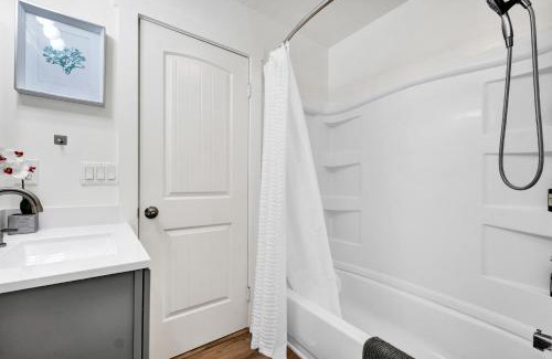 Thousand Oaks House | Retro Cottage, Hot Tub, Putting Green, walk to all
