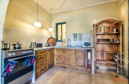 Xlendi Apartment | Retro Designer Homelike Apartment - close to beach