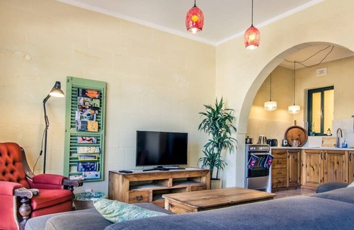 Xlendi Apartment | Retro Designer Homelike Apartment - close to beach