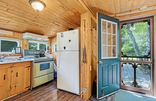 Carlow/Mayo Cabin | Retro Fosters Lake Cabin- Romantic Retreat w Sauna & Volleyball Court