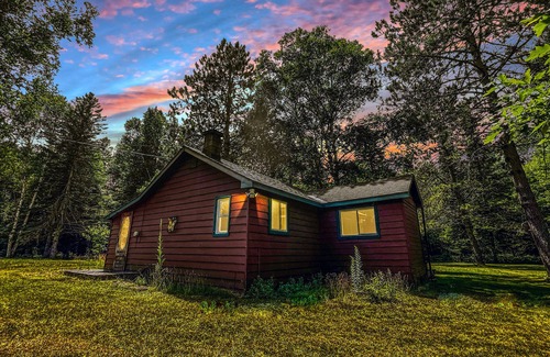 Carlow/Mayo Cabin | Retro Fosters Lake Cabin- Romantic Retreat w Sauna & Volleyball Court