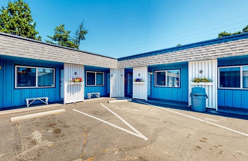 Bandon House | Retro-fun beach suite near beach with fast WiFI - walk to downtown shops