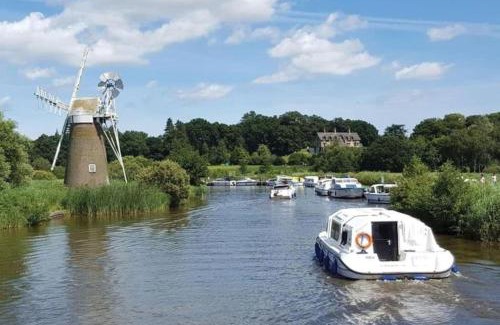Stalham Ski Chalet | Retro Inspired Holiday Home in the Norfolk Broads