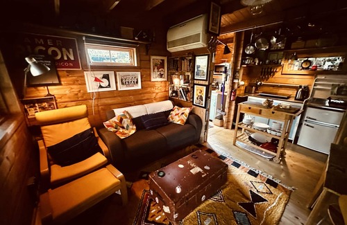 Bovey Tracey Cabin | Retro Lodge nr Dartoor With hot tub & opt Sauna