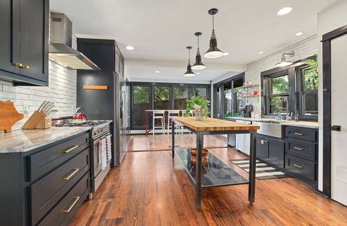 Fayetteville House | Retro Razorback - Pickleball-Golf-Spa-UofA