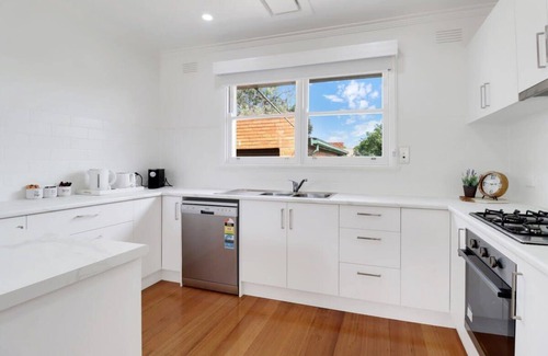 Manifold Heights House | Retro Retreat I Geelong Home Ideal for Families