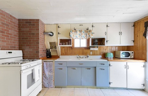 Golden House | Retro Retreat-Creekside in Downtown Golden