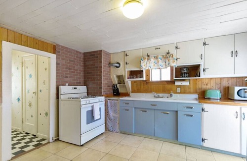 Golden House | Retro Retreat-Creekside in Downtown Golden