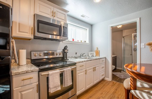 West Bountiful Apartment | Retro Retreat - Full Kitchen, Near Downtown SLC .