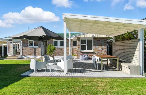 Otumoetai House | Retro Retreat with Outdoor Oasis