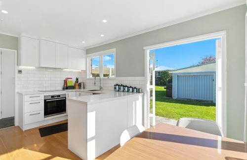 Otumoetai House | Retro Retreat with Outdoor Oasis